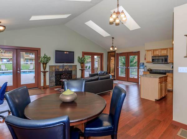 $1,895 / 2br - Business Center, Wood Burning Fireplace - 2 Bed Apt + in Unit WD Set (Tigard)63870108927745121