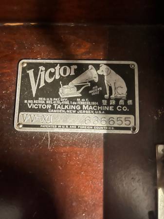 Antique Victrola 1