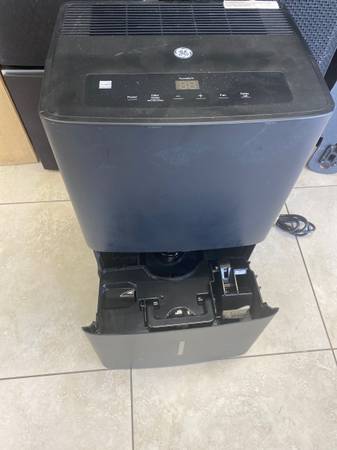 GE  Dehumidifier ADEL70LWL1 works perfect 1