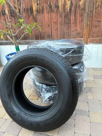 4 like new Bridgestone Dueler HT265/70r17 113S 1