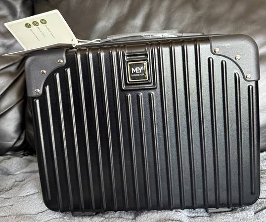 Markenya hardshell carrying case 1