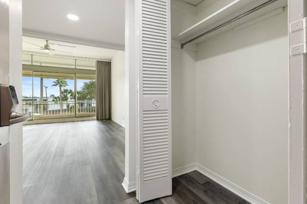 $1600.00 / 1br - 754ft2 - 4600 Ocean Dr Condo-Utilites & Wifi Paid64036537851009124