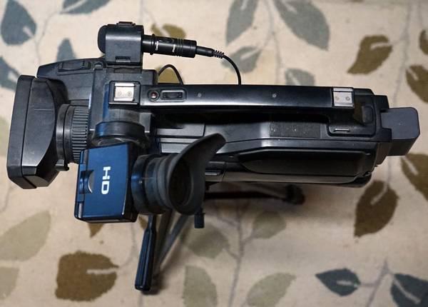 Sony HXR-MC2000 AVCHD Hi Definition Digital Camcorder Senior Owned