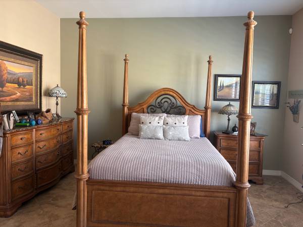 Queen bed by Thomasville 1