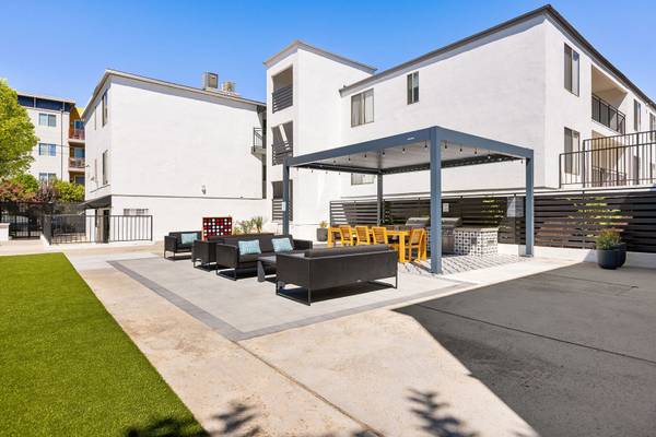 $2,750 / 2br - 1070ft2 - ¡DISFRUTA DE UNA PISCINA INCREÍBLE JUSTO AFUERA DE TU HOGAR! ¡2 DORMITORIOS Y 2 BAÑOS! (21031 Parthenia St, Canoga Park, CA)63857623377667123
