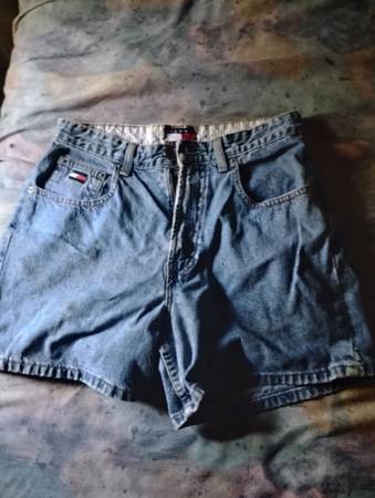 A Pair of Jean Tommy Hilfiger Shorts 1