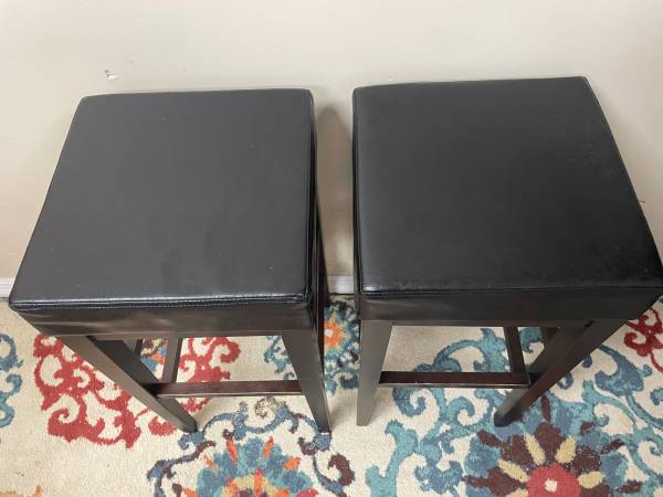 2 Padded 30” Black Seat H Barstools 15” Dos taburetes de bar - $60 (Milwaukee)63470460321283122