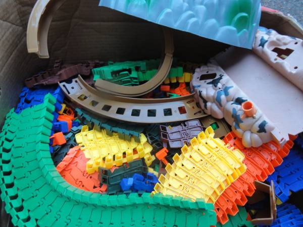 Juguete para niños, juego de construcción con tren, pista de carretera, túnel, etc. - $5 (FEDERAL WAY)63471420908035120
