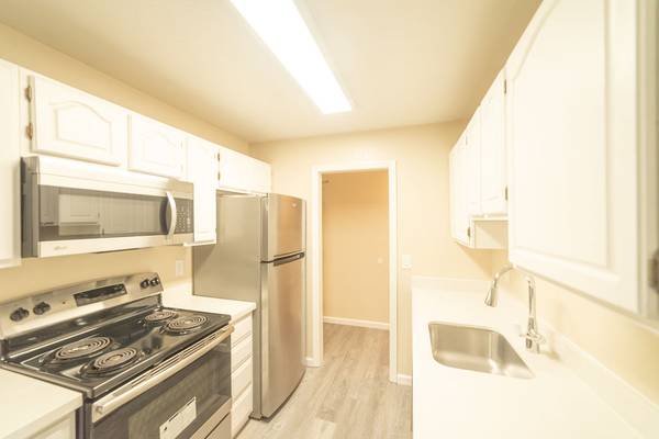 $2,295 / 1br - Gorgeous Sun-filled Large 1 Bedroom 1 Bath available at Beacon Hill! (oakland lake merritt / grand)63687422817793120