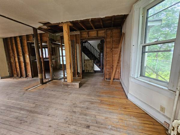 $79,900 / 6br - 2000ft2 - Just Listed - Handyman Special - Could be 1 Large or 2-3 Smaller Units (Springfield)63313390888323124