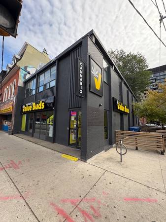 Queen st w Spadina, 1br,over shop,JAN1,$1749,heat/AC inc, quiet apt
$1,749
                        535 queen st w at augusta avenue Queen st w Spadina, 1br,over shop,JAN1,$1749,heat/AC inc, quiet apt
$1,749
                        535 queen st w at augusta avenue