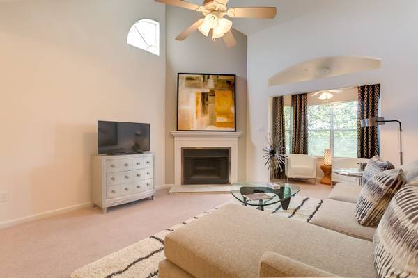 $1,255 / 1br - 899ft2 - Amazing Price Drop On Available 1 Bedroom! (FAT CITY)63792245915651120