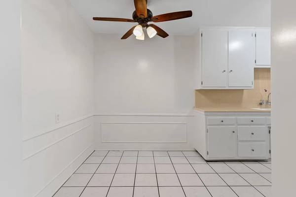 $1,060 / 1br - Upper level 1 bed + 1 bath unit in North Hollywood (11633 Burbank Blvd North Hollywood, CA)63998005954947123