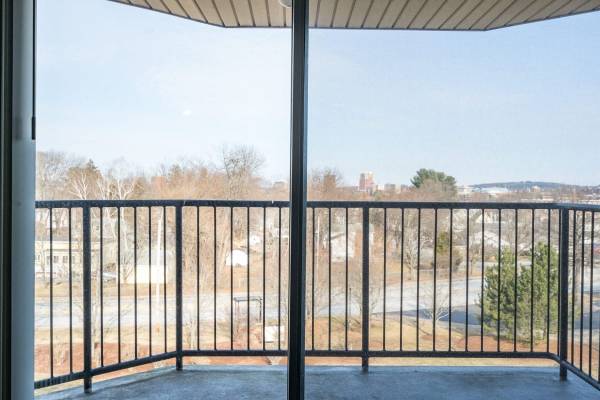 $2,500 / 2br - 1390ft2 - Gestión en el lugar, Aire acondicionado y calefacción central, Mantenimiento de emergencia 24/7 (180 Woodbury St, Manchester, NH)63656178233345120