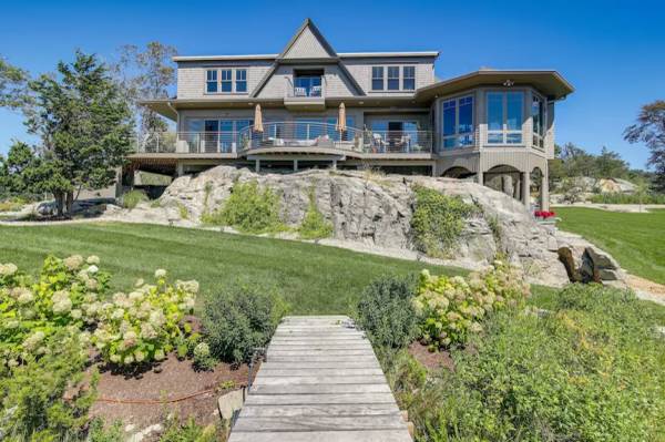 $1 / 4br - Luxe Scituate Vacation Rental w/ Private Hot Tub! (Scituate, MA)63892102944259121