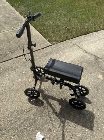 Knee Scooter/Walker 1