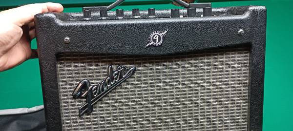 Fender Stratocaster con amplificador - $400 (Ciudad de Panamá)63440128271233121