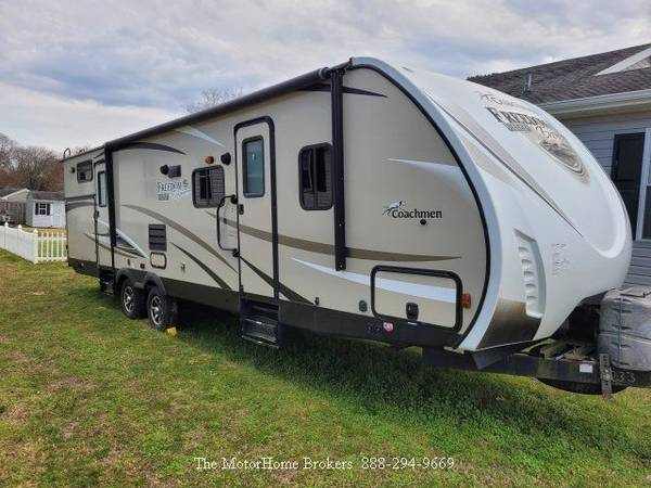 2017 Coachmen Freedom Express Liberty Edition 310BHDSLE  Bunk House 1