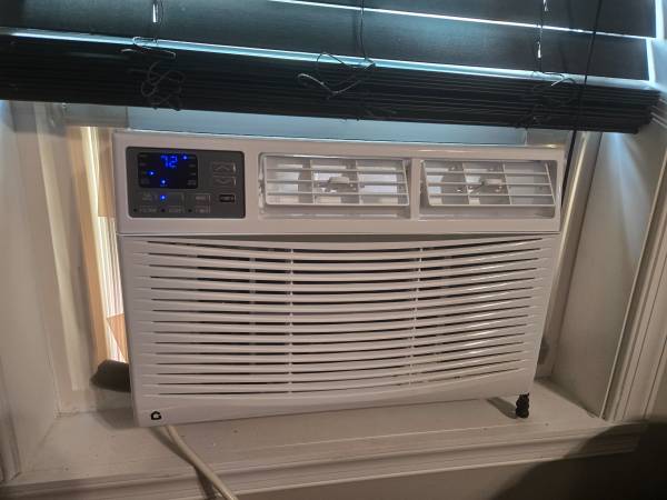 8,000 BTU Window Air Conditioner - Like New 1