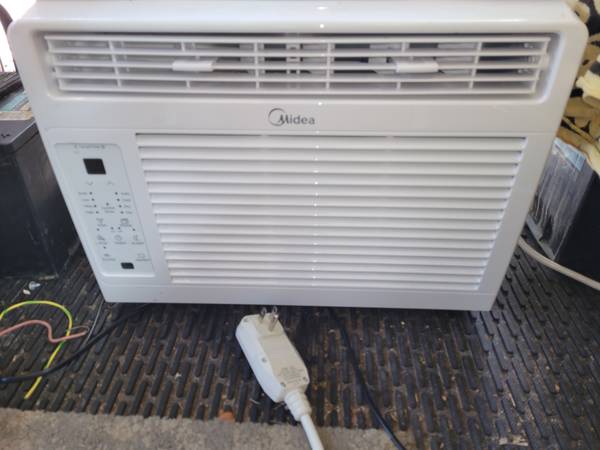 Window AC unit with Remote Control, needs freon 1