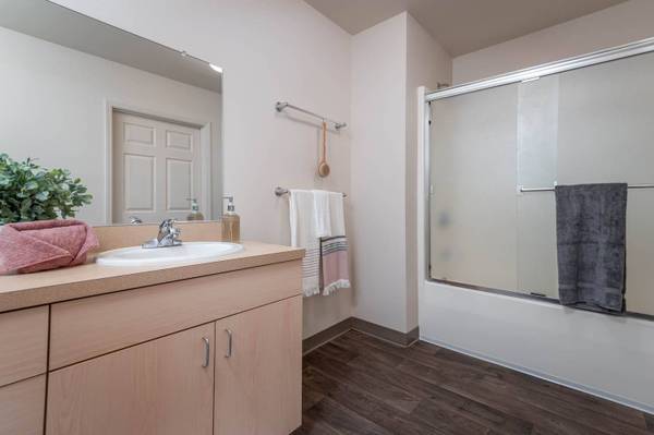 $1,550 / 2br - 874ft2 - Garden-style 2 bed, 1 bath is waiting for you! 2wks Free Rent! (Portland - Near Mt. Tabor Park)63999314629379123