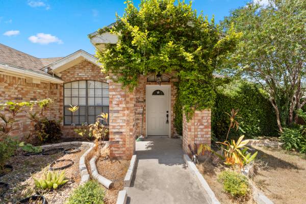 $2,300 / 3br - 1856ft2 - Beautiful 3 Bed Home with Pool – Mission, TX – $2,300/mo64198891885570120