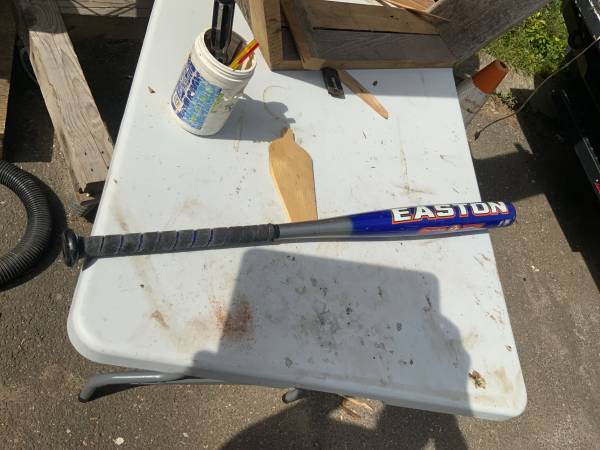Easton cyclone 34” 28 oz softball bat 1