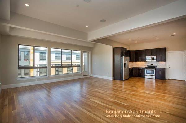 $4,400 / 2br - **SOUTH BOSTON 2BED/2BATH-GARAGE PARKING, VERY CLOSE TO THE SEAPORT! (South Boston)63856447184641120