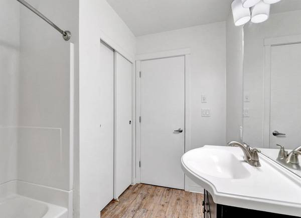 $1,495 / 2br - New Cedar Decks, Plank Wood Flooring - 2 Bed Apt & Large Kitchen (Halsey & I-84)63999453569410124