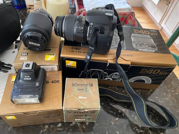 D-40 NIKON CAMERA AND KIT 1