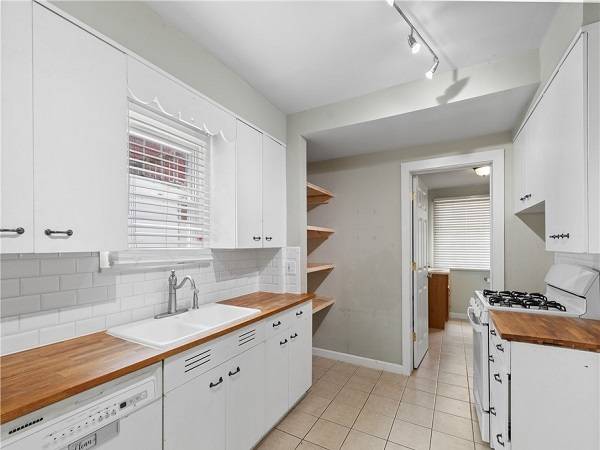 $1,050 / 3br - 1702ft2 - ¡Casa lista para mudarse de 3 habitaciones y 2 baños con chimenea y garaje independiente para 2 coches! (Akron, OH)63661042412929121