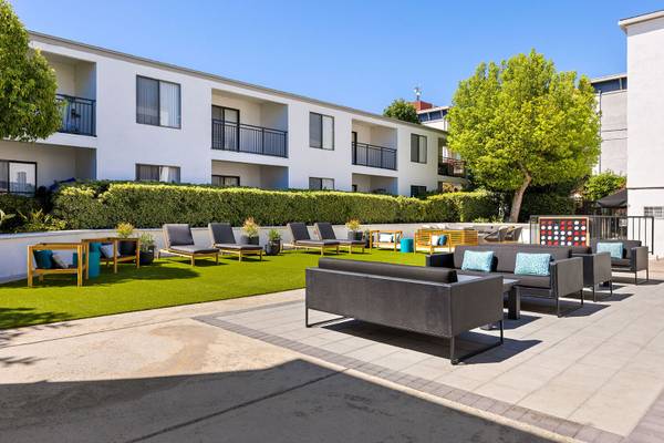 $2,750 / 2br - 1070ft2 - ¡DISFRUTA DE UNA PISCINA INCREÍBLE JUSTO AFUERA DE TU HOGAR! ¡2 DORMITORIOS Y 2 BAÑOS! (21031 Parthenia St, Canoga Park, CA)63857623377667121