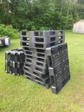 Black plastic pallets 1