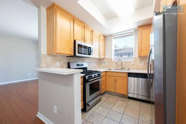 $2,995 / 2br - 1200ft2 - Dishwasher, Walk to Fraternity/Sorority Row (1239 West 30th Street, Los Angeles, CA)63857624016001122