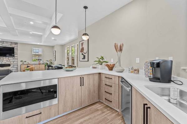 $2,229 / 3br - 1350ft2 - Ubicado en Hillsboro, 3/BD, Techos con Cielo Raso (1099 NW Ordonez Pl, Hillsboro, OR)63914739778050122