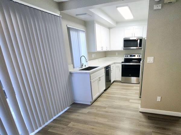 2BR Town Home, Wood-burning fireplace, Large private patio, W/D inside 1