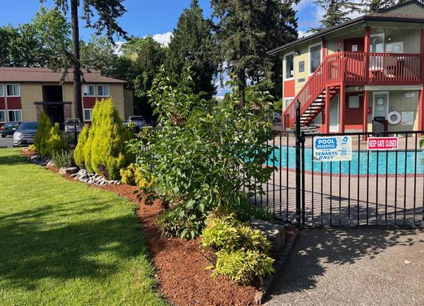 $1,495 / 2br - New Cedar Decks, Plank Wood Flooring - 2 Bed Apt & Large Kitchen (Halsey & I-84)63999453569410121