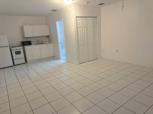 $1,000 / 2br - 0700ft2 - 2 bed 1 bath appartment -$1600 a month (Desert Hot Springs)63758413990915120