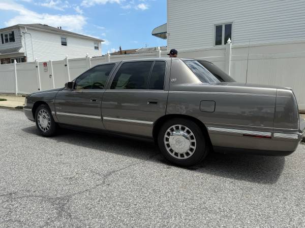 1998 Cadillac Deville funciona hermoso Se ve muy bien - $2,300 (Staten island)63614948759939122