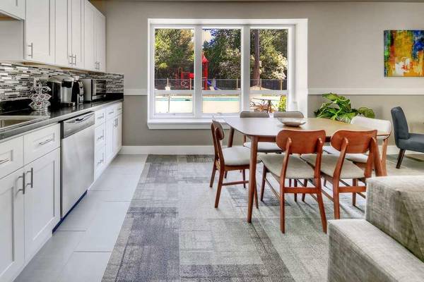 $1,399 / 1br - 637ft2 - Wood-Plank Flooring, Ceiling Fan, Laundry Facilities, Clubhouse (Des Moines)64031309596290120
