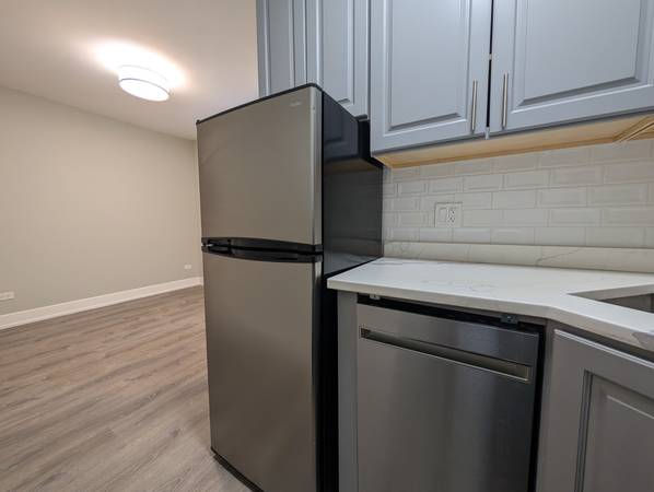 $1,275 Lakeview East Studio – Verified Listing – $1,275 | Elevator (Lakeview East)63918294654338124