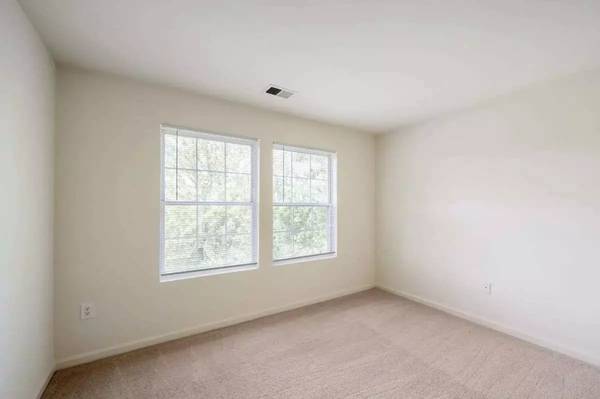 $2,036 / 2br - 1010ft2 - Gorgeous 1010 Sq Ft, 2 Bed / 2 Bath near public transportation (Sterling)64040195964162121