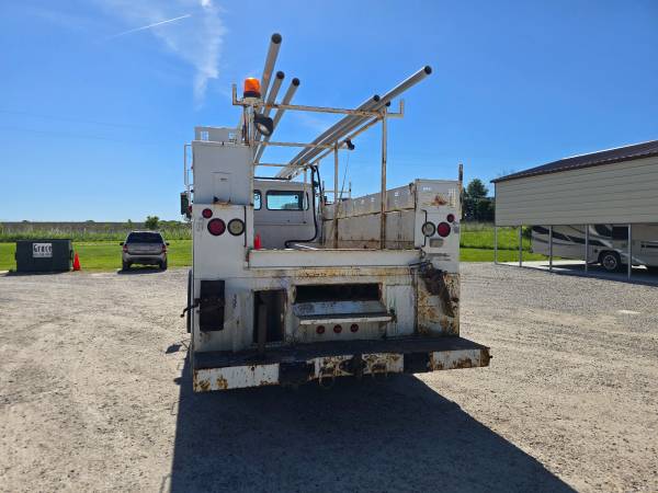 2001 Freightliner FL70 - Photo 13