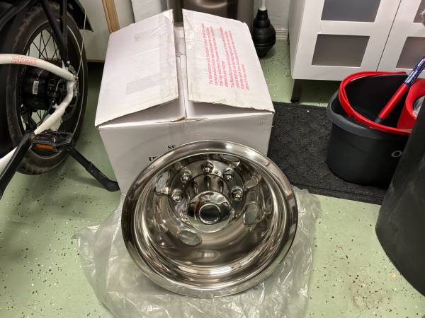Ford E450 16” hub caps 1