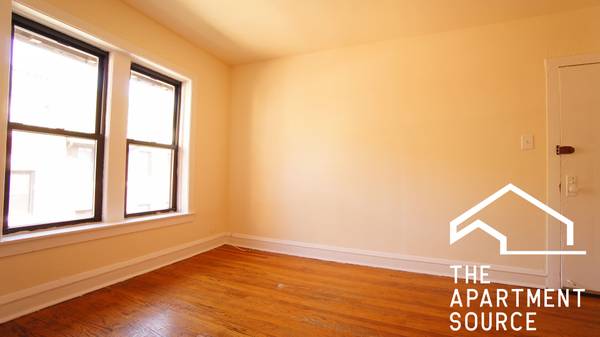 $1,250 / 360ft2 - Studio in Logan Square! SO CLOSE to Blue Line, Pets OK (Logan Square)63898858615682124