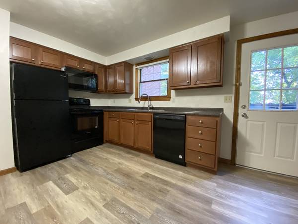 $1,145 / 2br - Inviting Two Bedroom Townhouse! Close to Greensburg Attractions! (Latrobe/Youngstown/Lawson Heights)64013202921089120