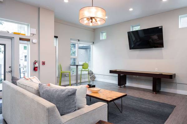 $975 / 267ft2 - Beautiful views from your new Studio! Receive 4-Weeks Rent Free! (Portland - Pearl District)63956503663875120