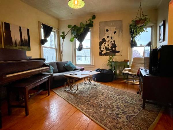 Subletting my entire apt. Furnished. Piano. 5min to the Graham stop