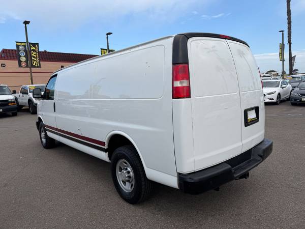 2017 Chevrolet Express 3500 - Photo 5