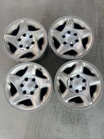 Toyota Tacoma 1st Gen 16” 6 lug wheels Starfish 1